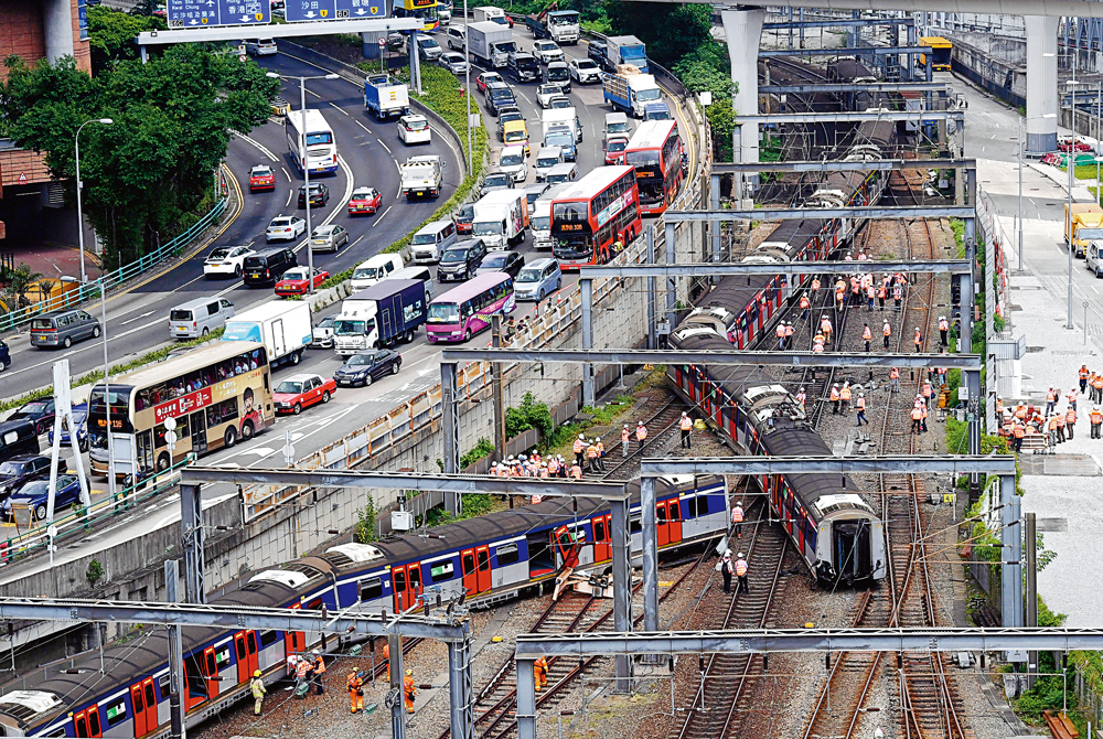 　　圖：港鐵東鐵線昨晨發生嚴重事故，一列車駛至紅磡站前數十米處出軌，車身斷開兩截。事故中500人被迫疏散，至少8人受傷，其中5人送院醫治 大公報記者林良堅攝