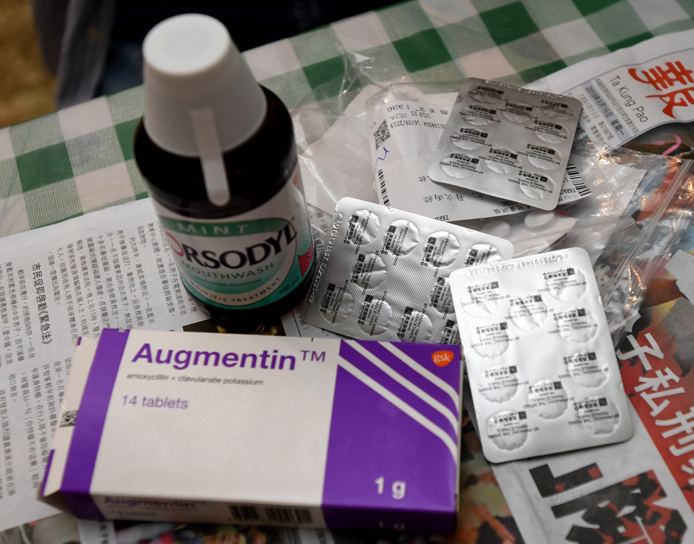 　　圖：醫生處方止痛藥、抗生素等藥，可見周曉東傷勢不輕\大公報記者攝