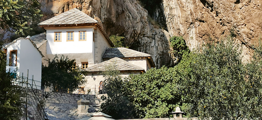 　　圖：布拉加伊清真寺及寺前河流/作者供圖