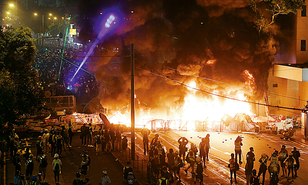 　　圖：香港一些極端示威者的暴行變本加厲。圖為暴徒於上月在街頭縱火\資料圖片
