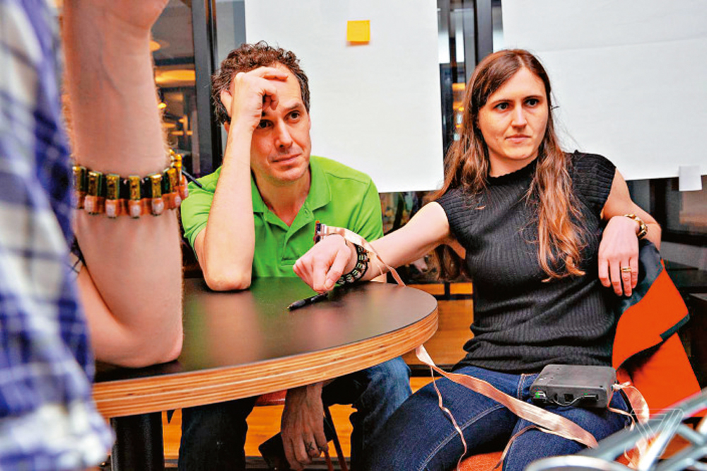 　　圖：CTRL-Labs致力於研發的腕帶將通過腦信號控制設備\網絡圖片