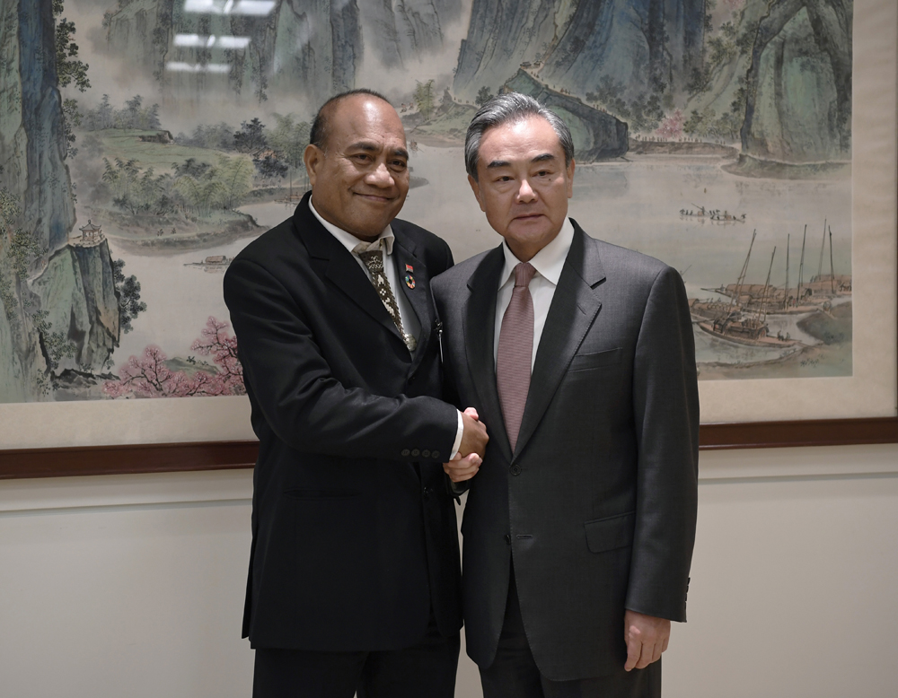 　　圖：國務委員兼外長王毅（右）25日在紐約出席聯合國大會期間會見基里巴斯總統兼外長馬茂  　　新華社