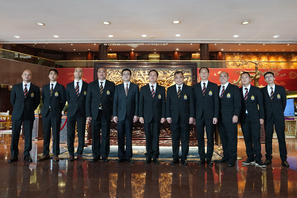 　　圖：獲邀參加國慶70周年慶祝活動的10名香港警隊代表抵達北京，人人氣宇軒昂\中新社