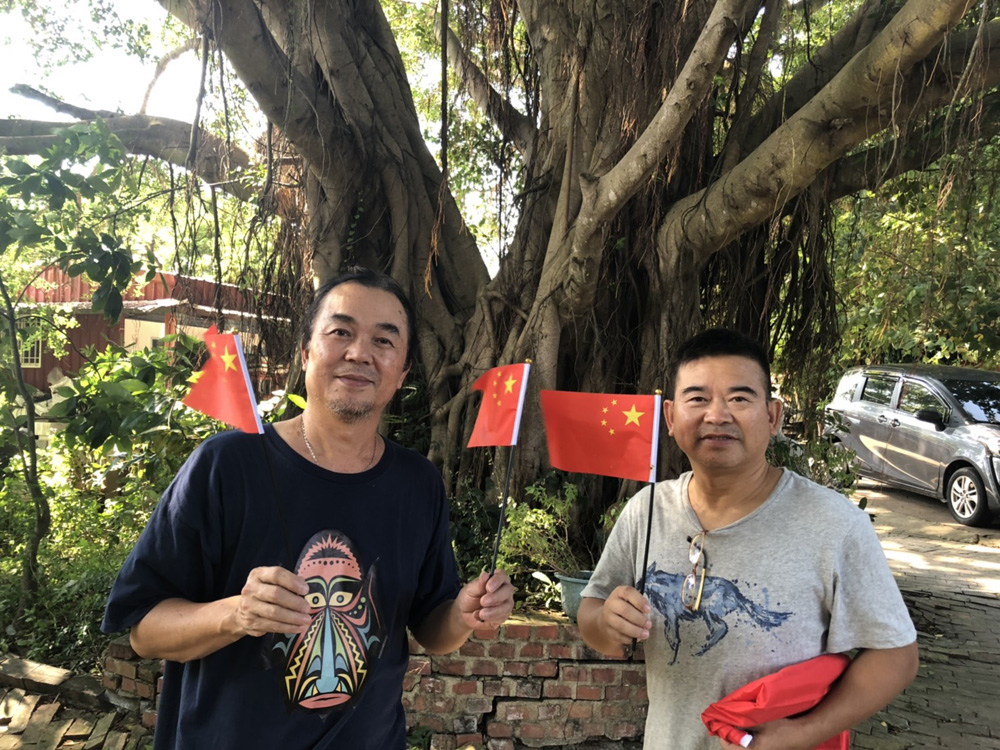 　　圖：金門居民王明宗和朋友在金門多處插上五星紅旗\受訪者提供