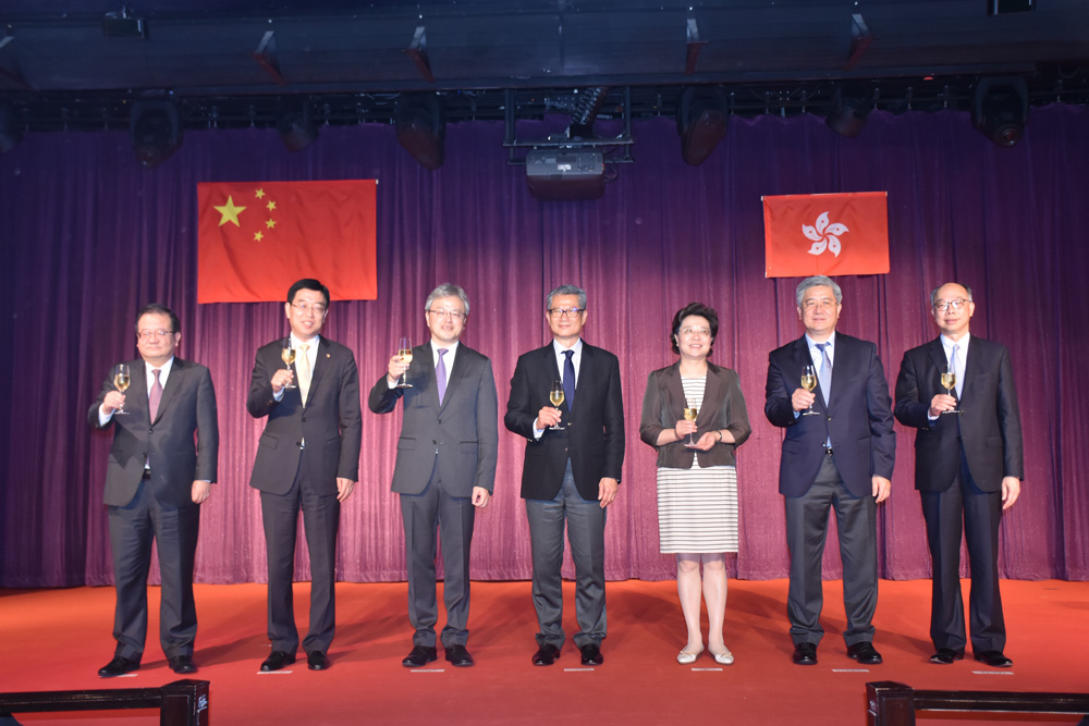 　　圖：左起：香港中國企業協會會長高迎欣、中旅集團董事總經理杜江、中旅集團董事長萬敏、財政司司長陳茂波、中聯辦副主任仇鴻、中國遠洋海運集團董事孫家康、運房局局長陳帆