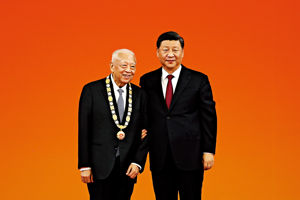 　　圖：習近平向董建華頒授國家榮譽稱號獎章\中新社