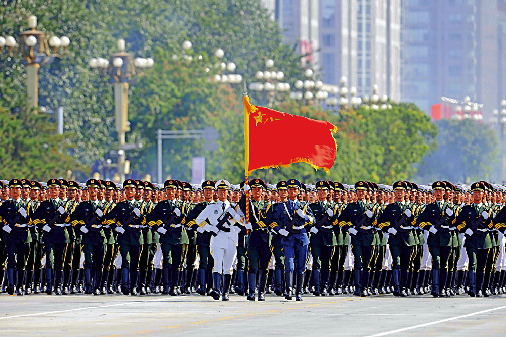 　　圖：二○○九年十月一日，慶祝中華人民共和國成立60周年閱兵式上，解放軍三軍儀仗隊參加閱兵分列式檢閱\資料圖片