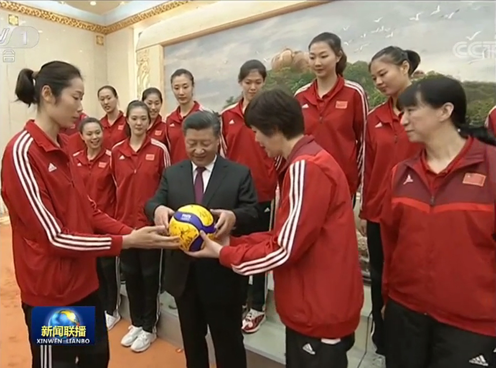 　　圖：9月30日，中共中央總書記、國家主席、中央軍委主席習近平親切會見女排代表，中國女排也向總書記贈送隊員簽名排球作為紀念\央視截圖