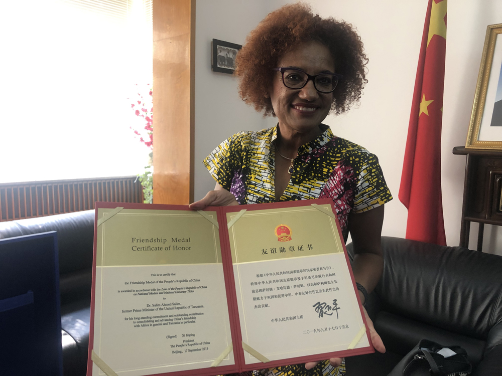 　　圖：薩利姆向記者展示「友誼勳章」證書\大公報記者李理攝