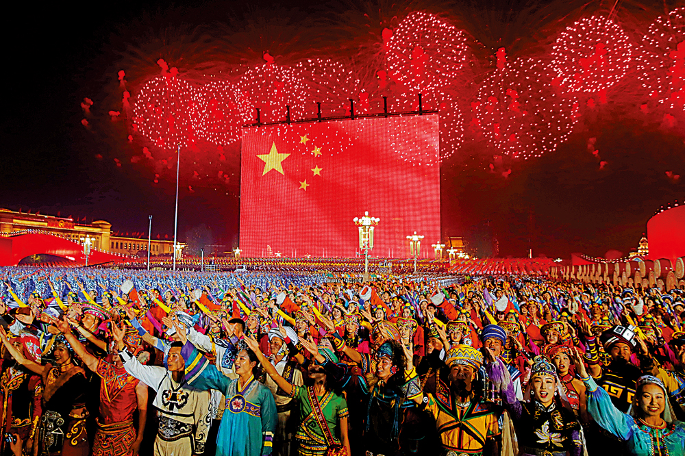 　　圖：10月1日晚，慶祝新中國成立70周年聯歡活動在北京天安門廣場舉行，煙花在天安門廣場上空綻放，六萬群眾放聲高歌，同慶國慶之夜\路透社