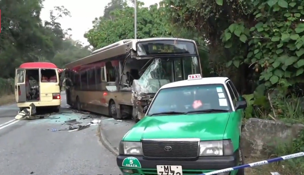 　　圖：小巴與九巴迎頭相撞，九巴繼而撞向新界的士，釀一死十四傷/電視圖片