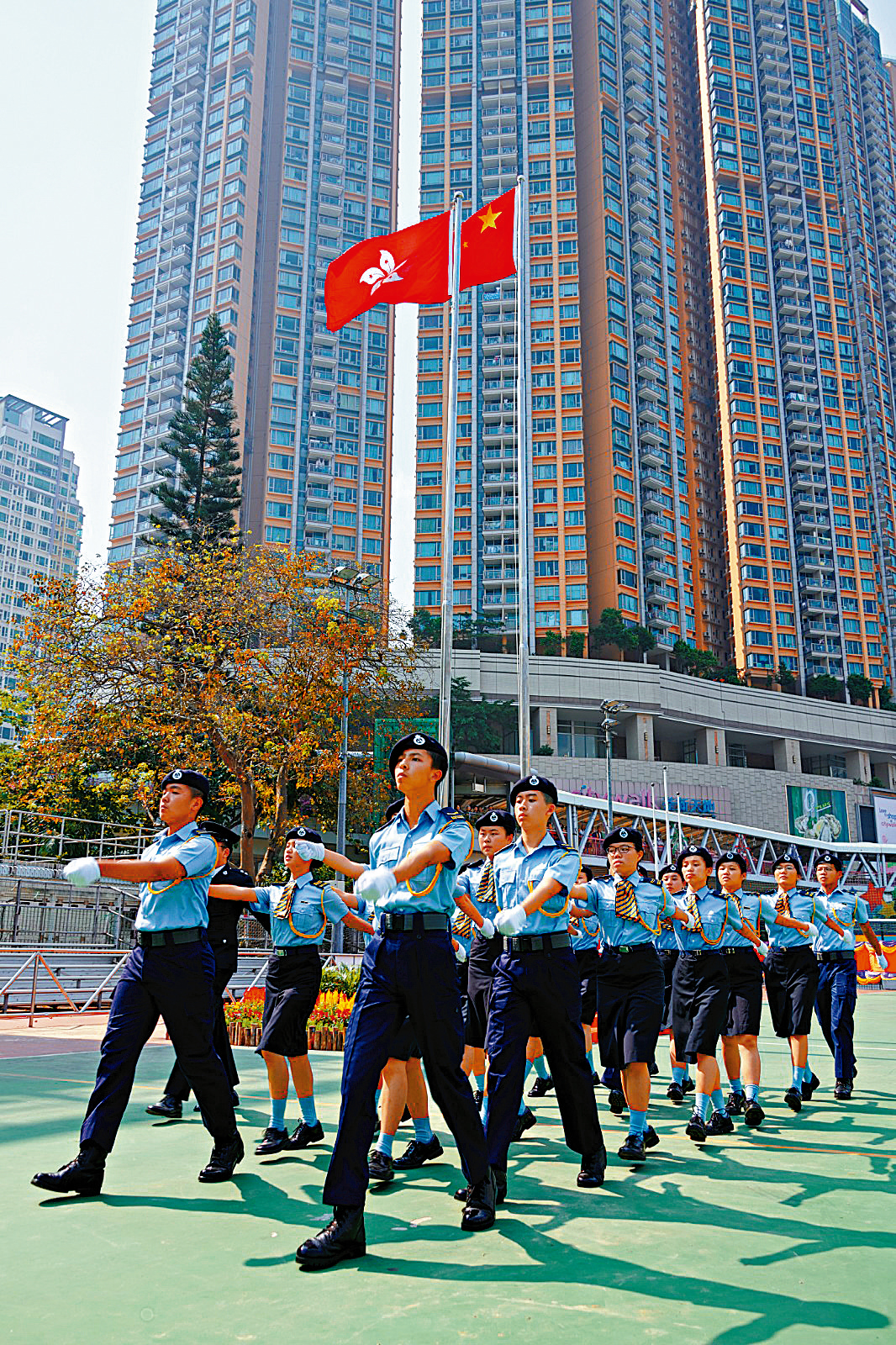 　　圖：荃灣區的中學生及制服團隊，精神奕奕，排列整齊，進行步操檢閱儀式