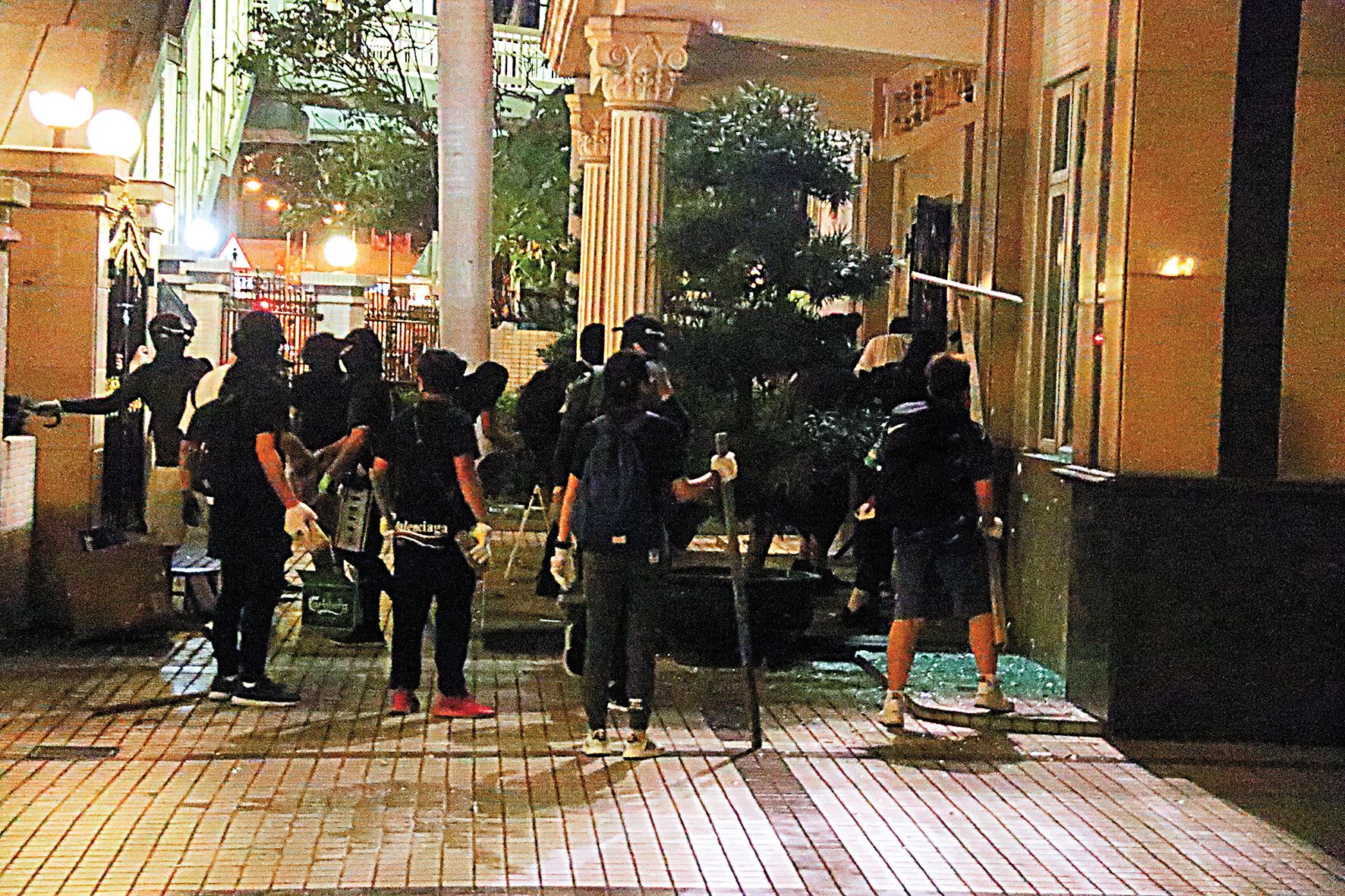 　　圖：多名蒙面暴徒昨晚大肆破壞元朗十八鄉鄉事委員會