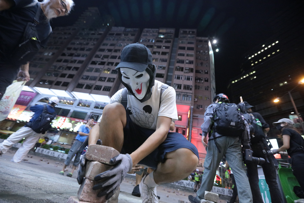 　　圖：蒙面暴徒晚上在旺角掘磚，意圖衝擊警署