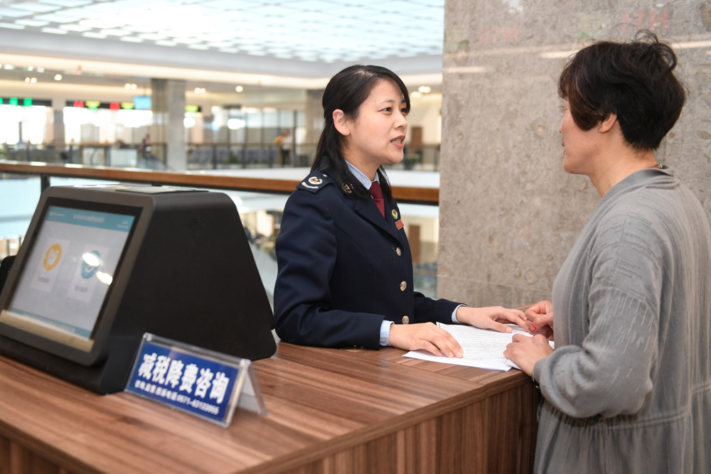 　　圖：國家稅務總局杭州市富陽區稅務局工作人員（左）在行政服務中心為納稅人提供減稅降費政策諮詢服務\資料圖片