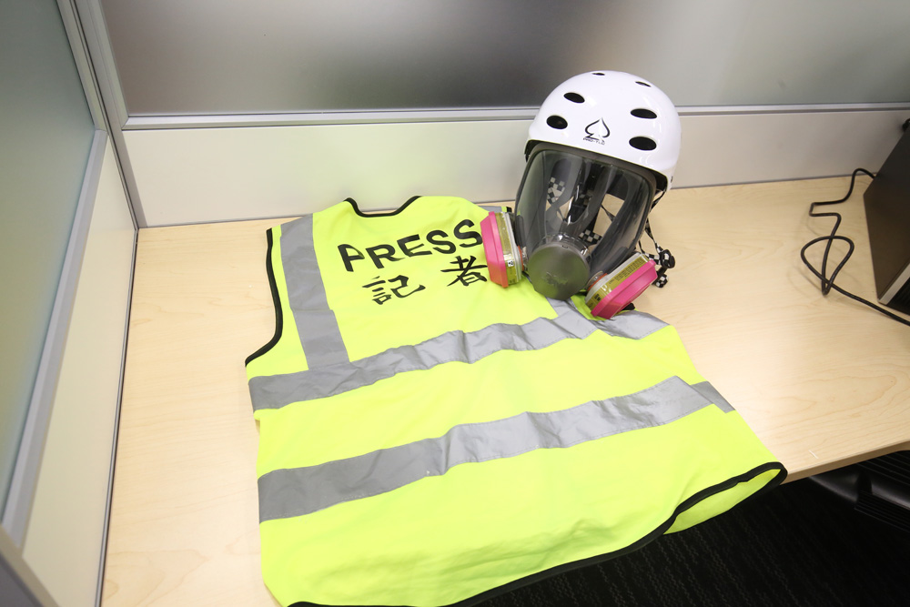 　　圖：暴亂期間有人戴頭盔面罩、反光黃間背心採訪，但這些裝備不難從坊間購買到，你肯定他們是「記者」嗎？
