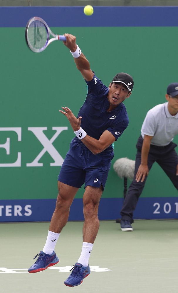 　　圖：中國網球選手李喆擊球\中新社