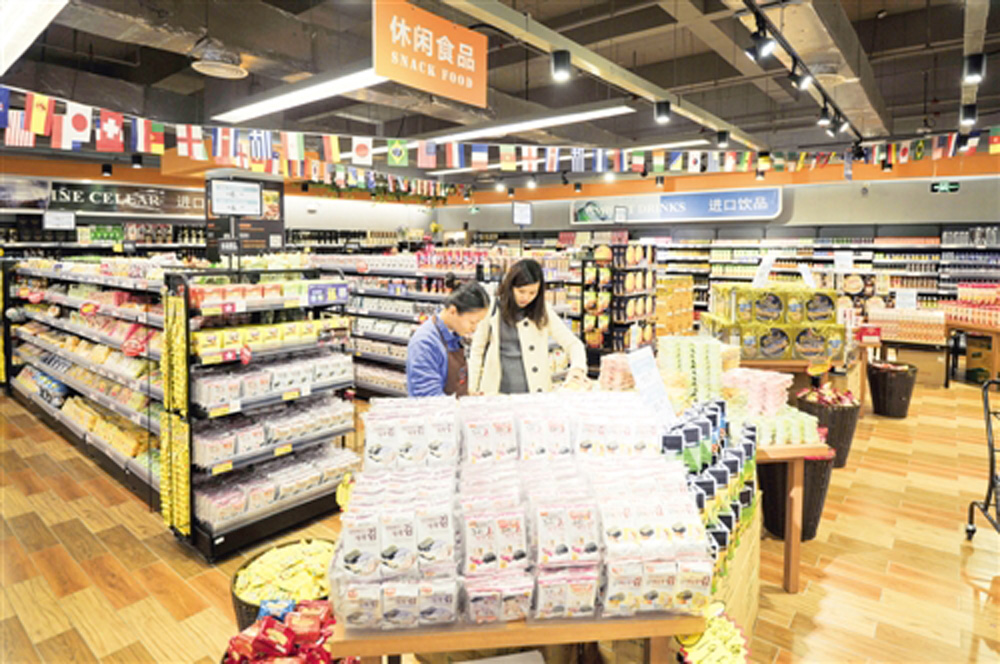 　　圖：在南寧跨境商品直購體驗中心，消費者正選購進口商品/網絡圖片