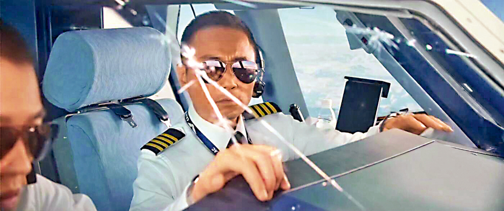 　　圖：電影《中國機長》改編自機組人員空中脫險的真實故事\劇照