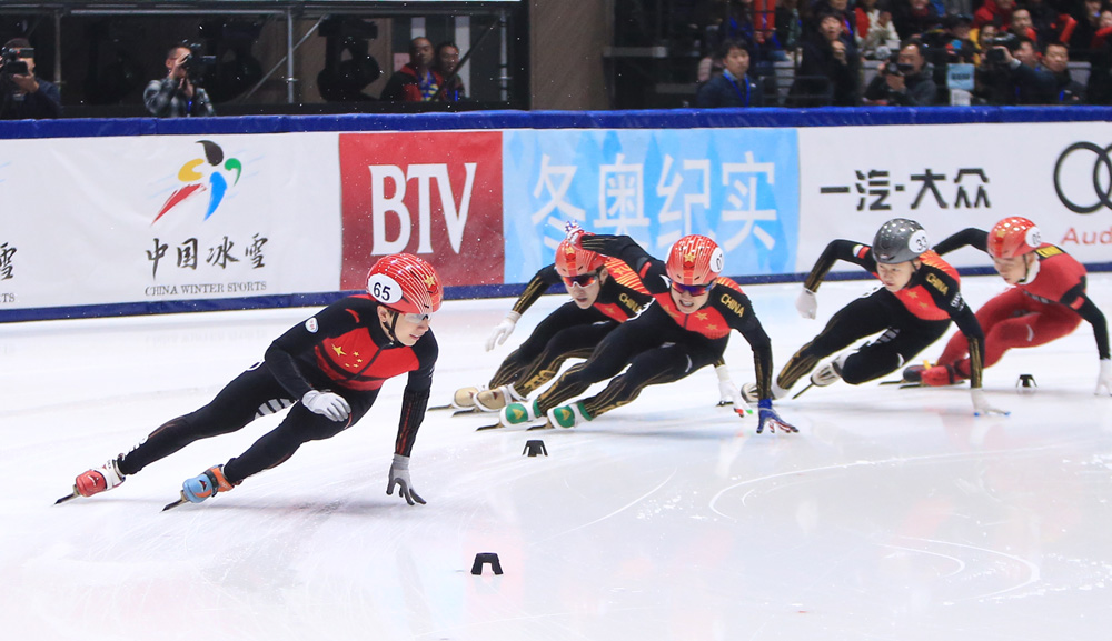 　　圖：國家隊選韓天宇（左）在男子1500米最後一圈進行衝刺\新華社