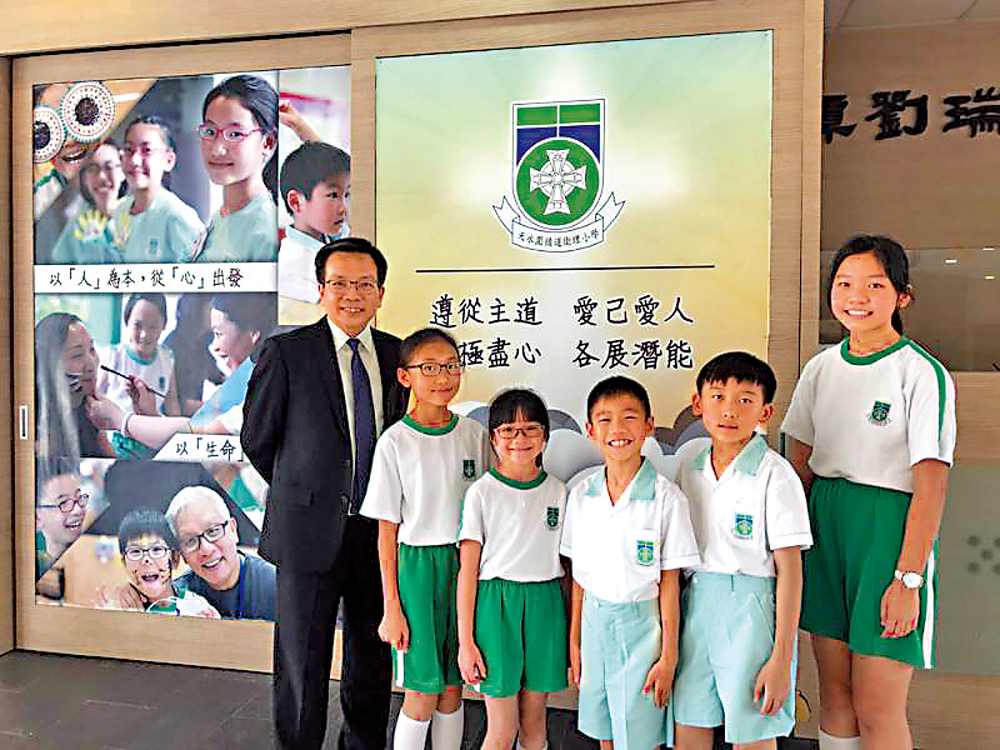 　　圖：天水圍循道衛理小學四年前已開始把每年四考調整到兩考，校長蘇炳輝說：「成績不代表一切。」\大公報記者湯嘉平攝