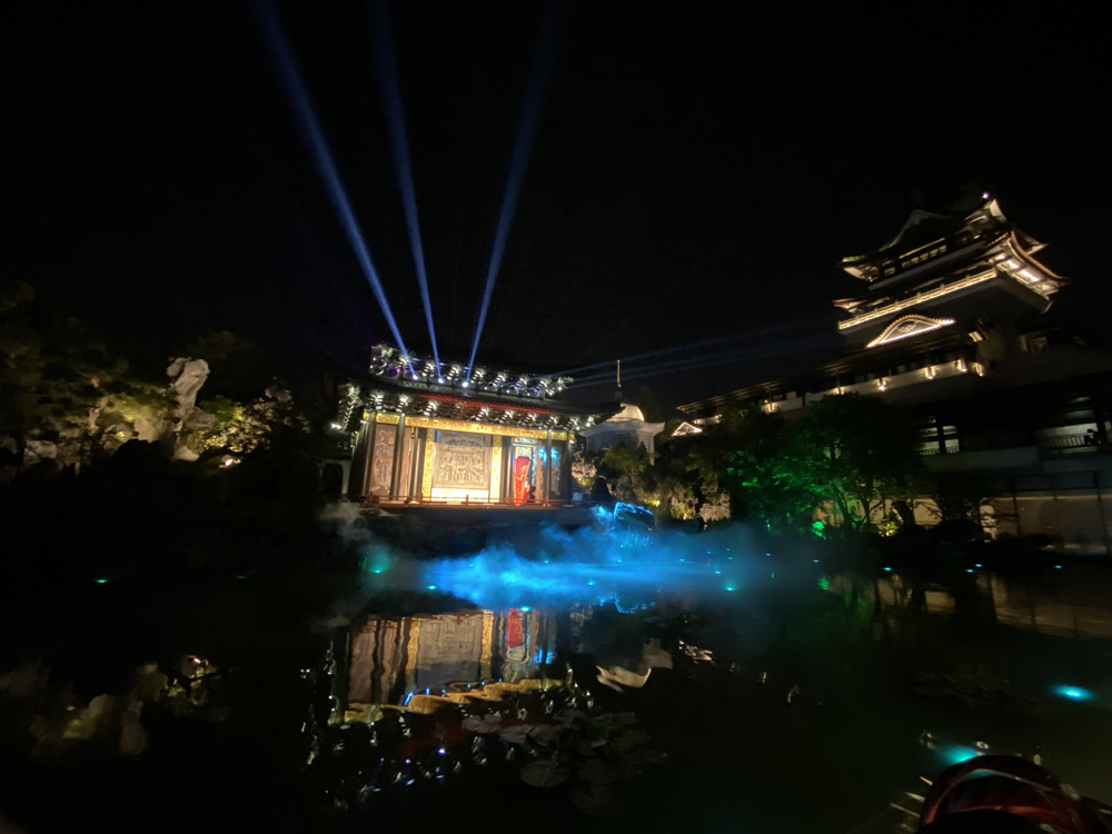 　　圖：在燈光映襯下，夜晚的廣州粵劇藝術博物館美輪美奐