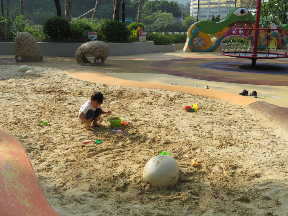 　　圖：在獵蛋沙池用自備工具發掘沙堆內的恐龍蛋