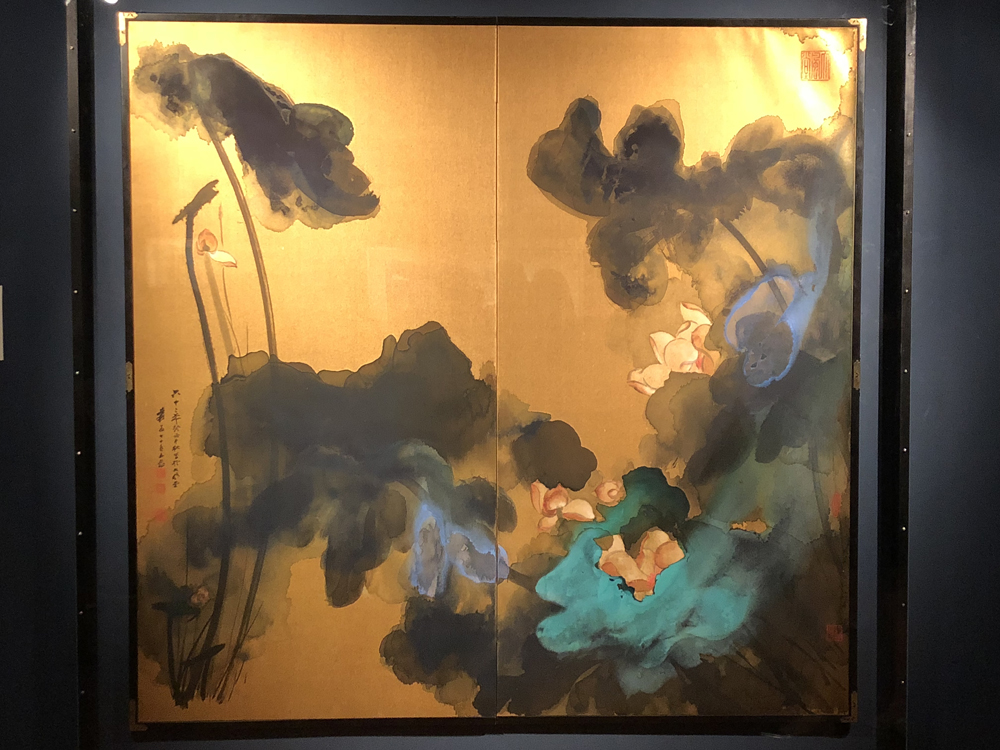 　　圖：張大千潑墨潑彩金箋《花開十丈影參差》