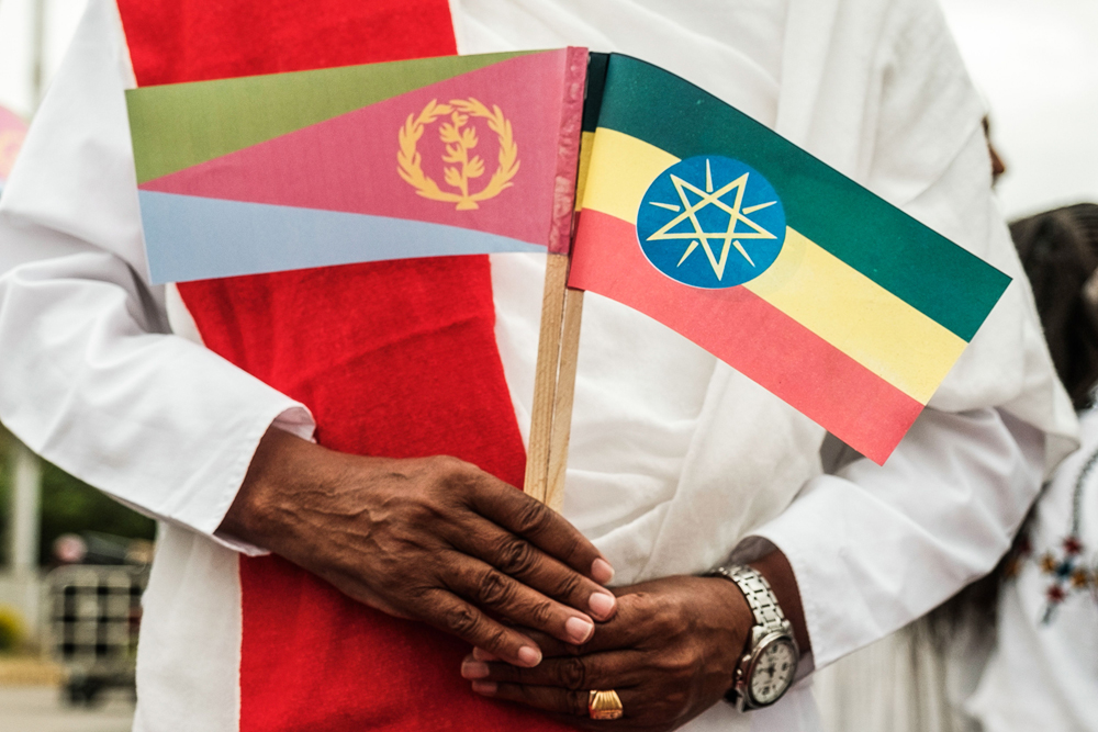 　　圖：埃塞民眾去年11月拿着兩國國旗迎接厄立特里亞總統到訪\法新社