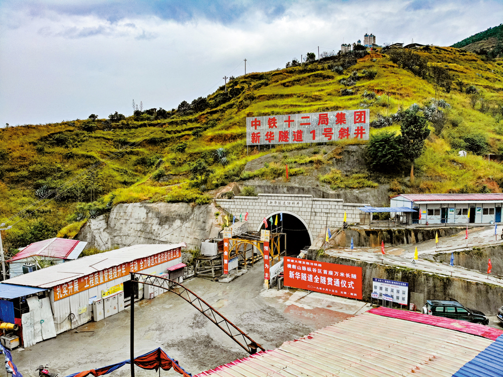 　　圖：15日，雲南大（理）臨（滄）鐵路新華隧道順利貫通\中新社