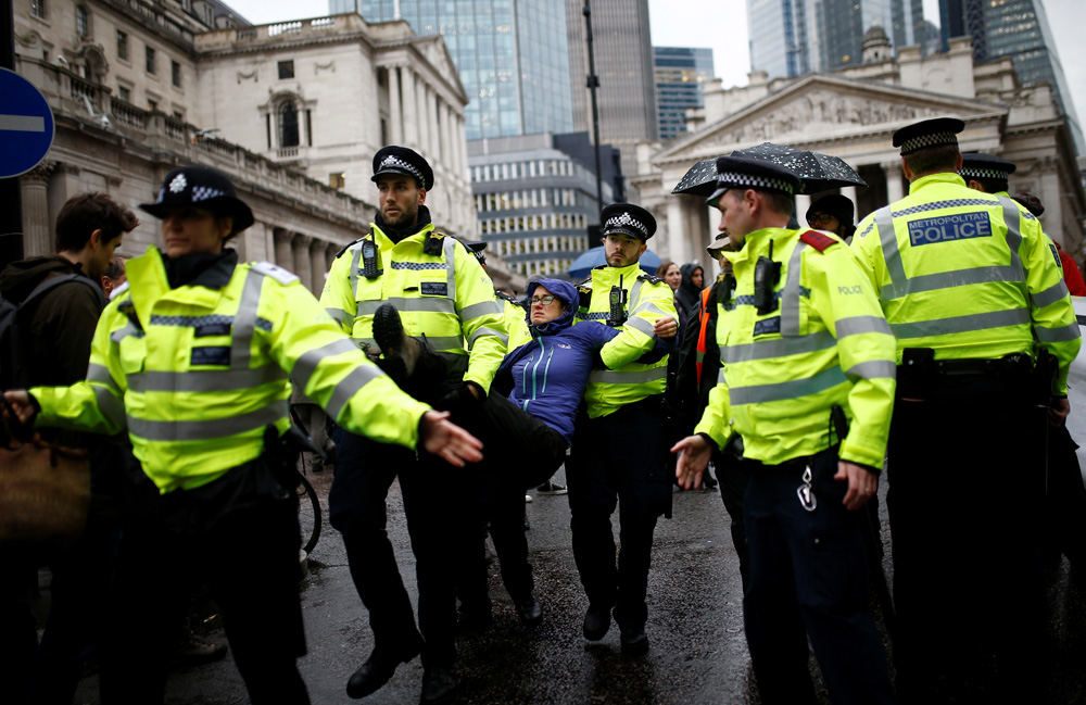 　　圖：倫敦警方14日拘捕一間銀行外的「反抗滅絕」示威者/路透社