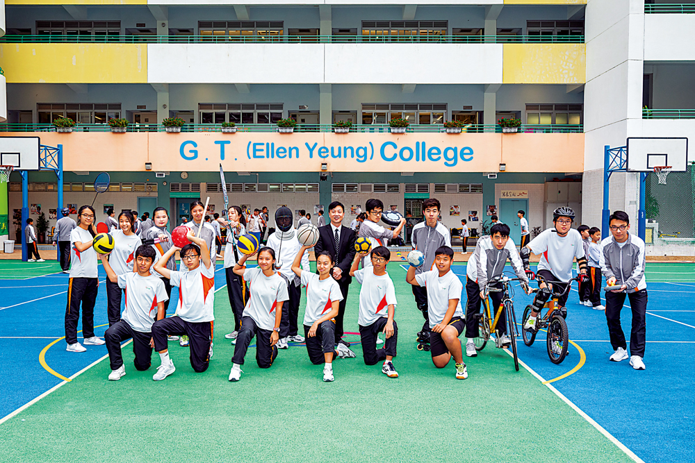 　　圖：譚國偉校長（後排中）與優才的運動健兒們合影