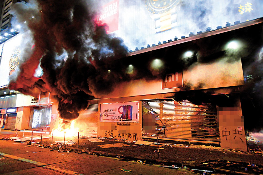 　　圖：旺角創興廣場的小米專門店遭暴徒縱火，火勢猛烈
