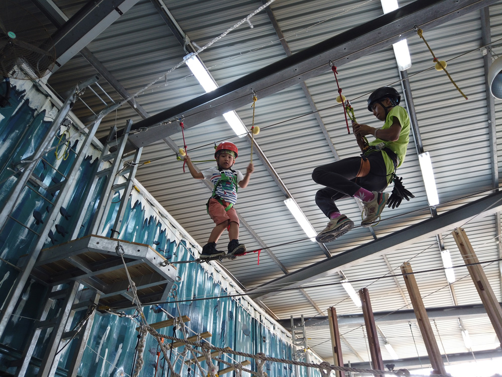 　　圖：小朋友玩樂時除了有安全帶扣着，每一個歷奇活動都會有教練在旁協助