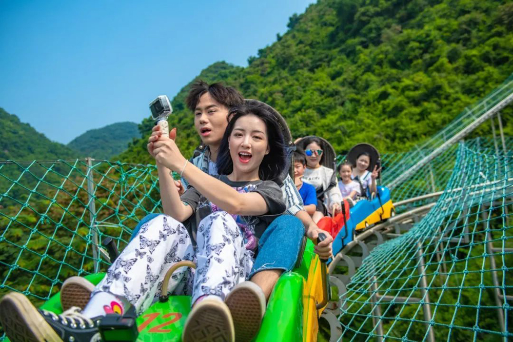 　　圖：廣東近日再有4項旅遊項目世界紀錄誕生。圖為遊客在體驗懸空叢林飛車\網絡圖片
