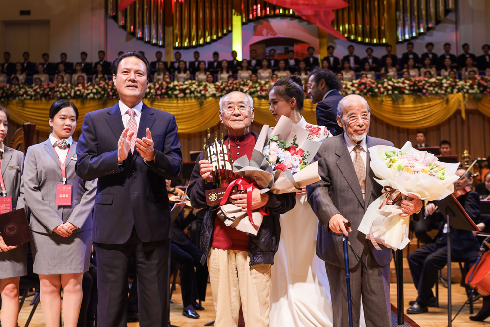 　　圖：曹鵬（前排右）、鄭秋楓（前排中）獲「終身成就音樂藝術家」榮譽稱號