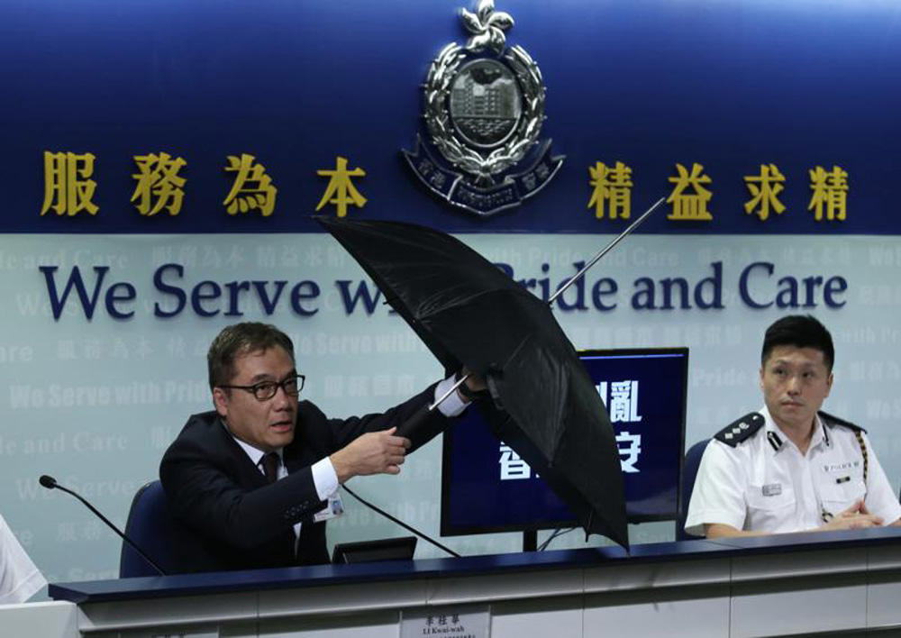 　　圖：警方早前在記者會上展示經改裝的尖銳「長矛傘」\資料圖片