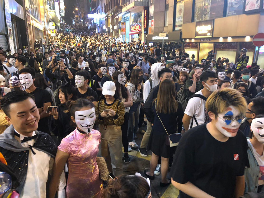 　　圖：大批搞事分子趁萬聖節，戴上面具湧到中環蘭桂坊及附近地區，不斷叫囂鬧事，挑戰警方