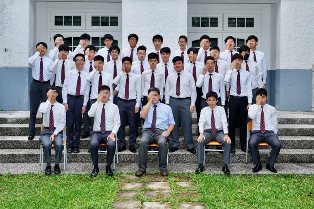 　　圖：拔萃男書院曾有教師帶同學生在校園戴上黑口罩和遮右眼，合影潛藏政治訊息的班相