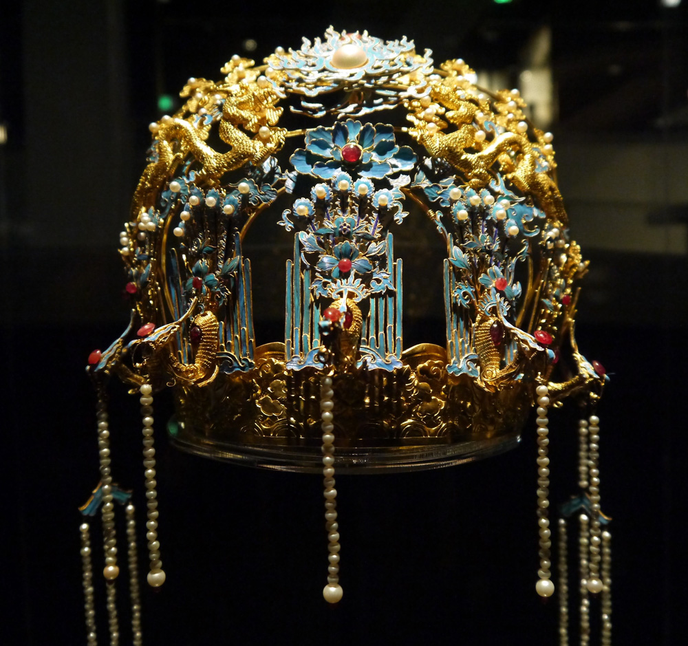 　　圖：雙龍七鳳冠按清代《萬國來朝圖》中乾隆后妃所戴鳳冠設計製作而成，耗時5000工時