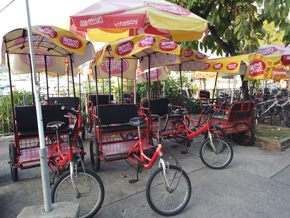 　　圖：在長洲，單車是居民必備的交通工具