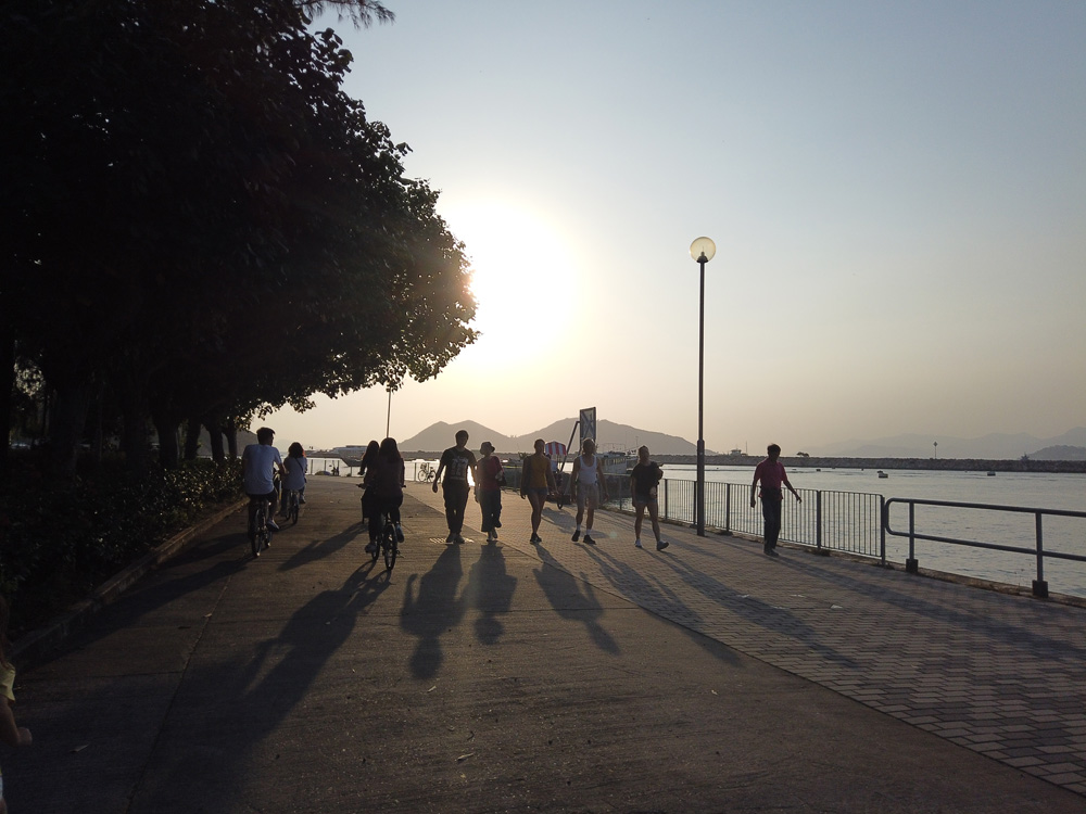 　　圖：沿着海邊散步，十分愜意