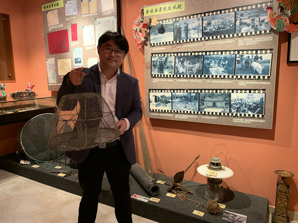 　　圖：傅潤偉到西貢實地考察，走訪村民進行口述歷史，搜羅文物，開設了「西貢文物館」，為史料記載留下了不可磨滅的一筆，身體力行教育學生關懷社區\大公報記者梁靖怡攝