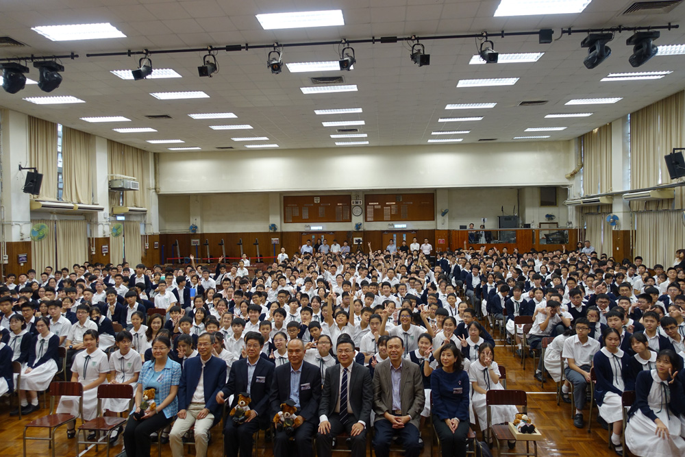 　　圖：培僑中學早前舉辦嫦娥四號知識講座，中國科學院國家空間科學中心副主任鄒永廖（前排左三）、探月工程VLBI測軌分系統總指揮洪曉瑜（前排左四）、中國科學院國家天文台研究員左維（前排右一）蒞臨主講