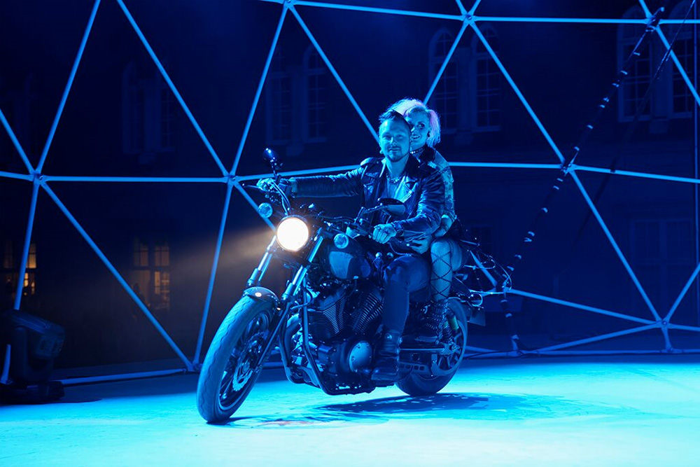 　　圖：演員服飾造型誇張而奇特