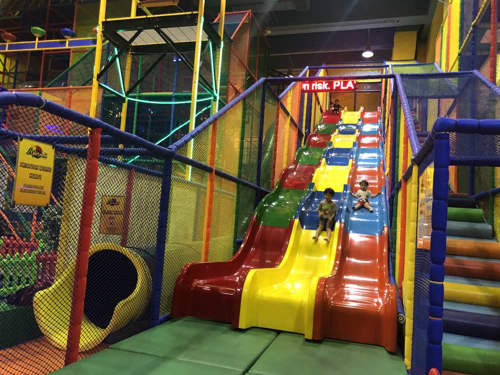 　　圖：三條超長彩虹滑梯滑度十足