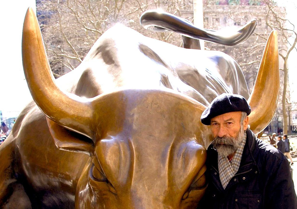 　　圖：華爾街銅牛與其創作者莫迪卡\網絡圖片