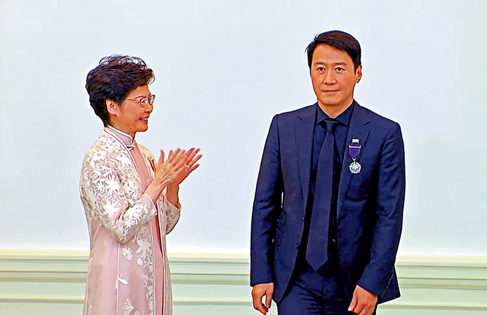 　　圖：黎明獲林鄭月娥頒授銀紫荊星章