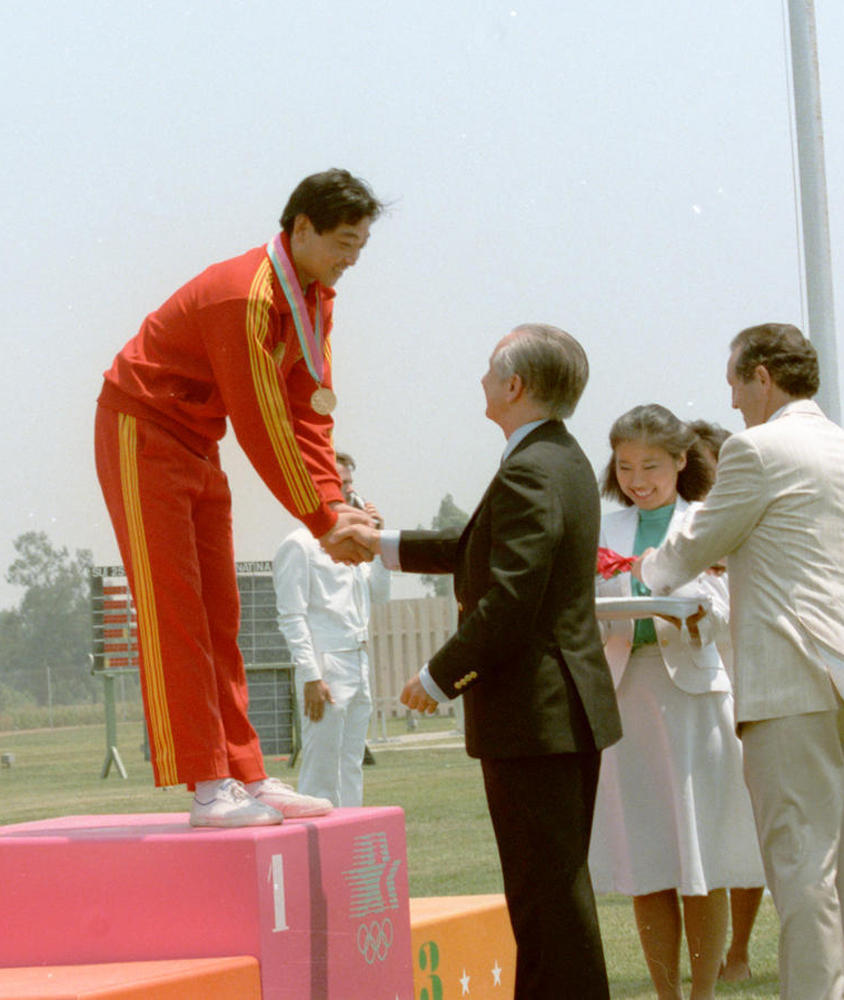 　　圖：許海峰（左）勇奪中國奧運史上首金