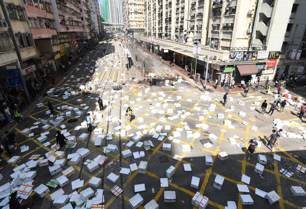 　　圖：暴徒在西灣河大馬路上放置大量發泡膠箱，企圖癱瘓交通